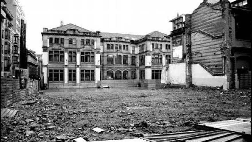 El Colegio Jovellanos (derecha), tras el derribo de la Cátedra, con la Escuela de Empresariales al fondo.