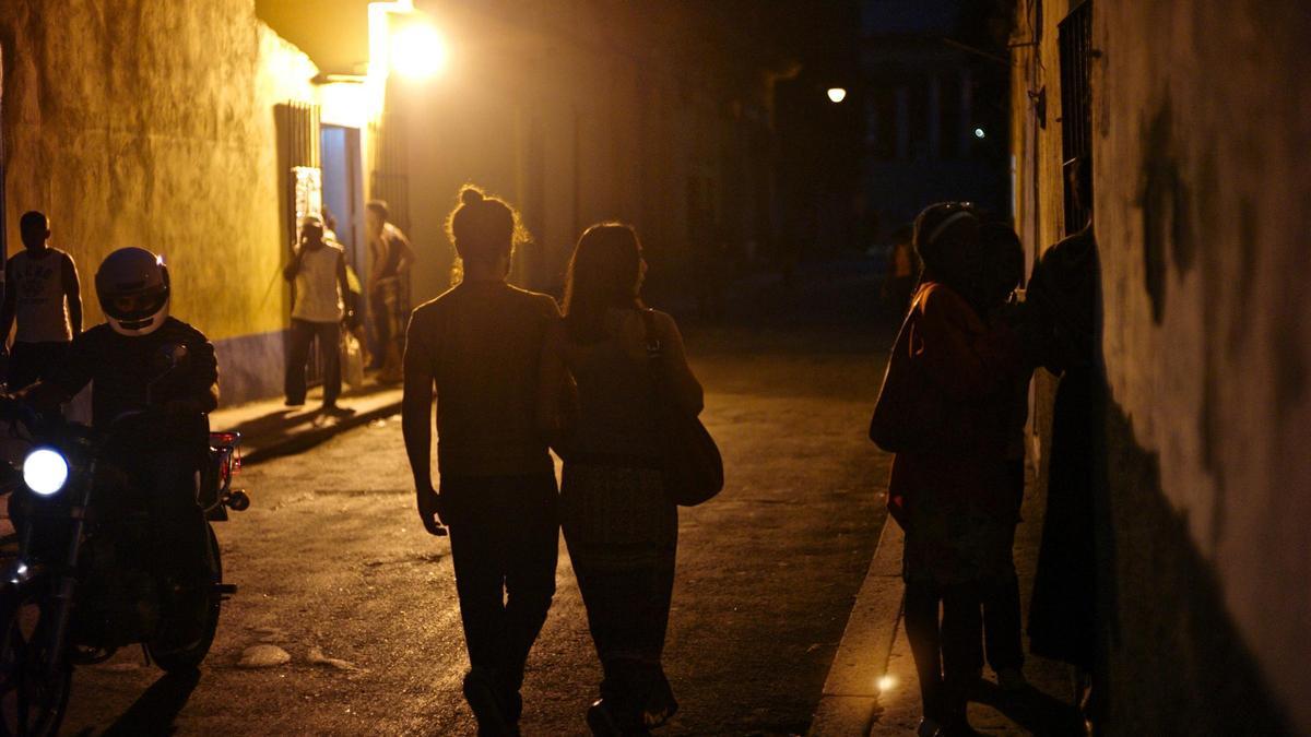 Archivo - Cubanos por las calles de La Habana, la capital de la isla.