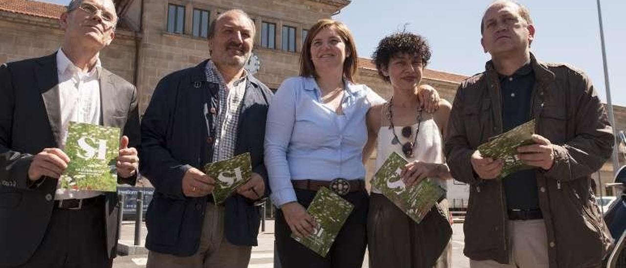 Leiceaga (derecha), con los candidatos, en la estación. // Brais Lorenzo