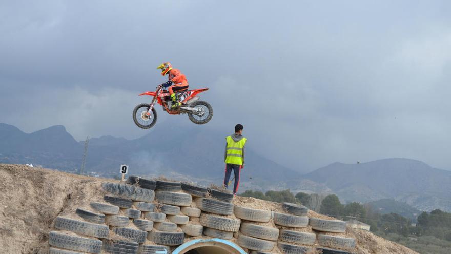 Luis López vuela en una de sus carreras.