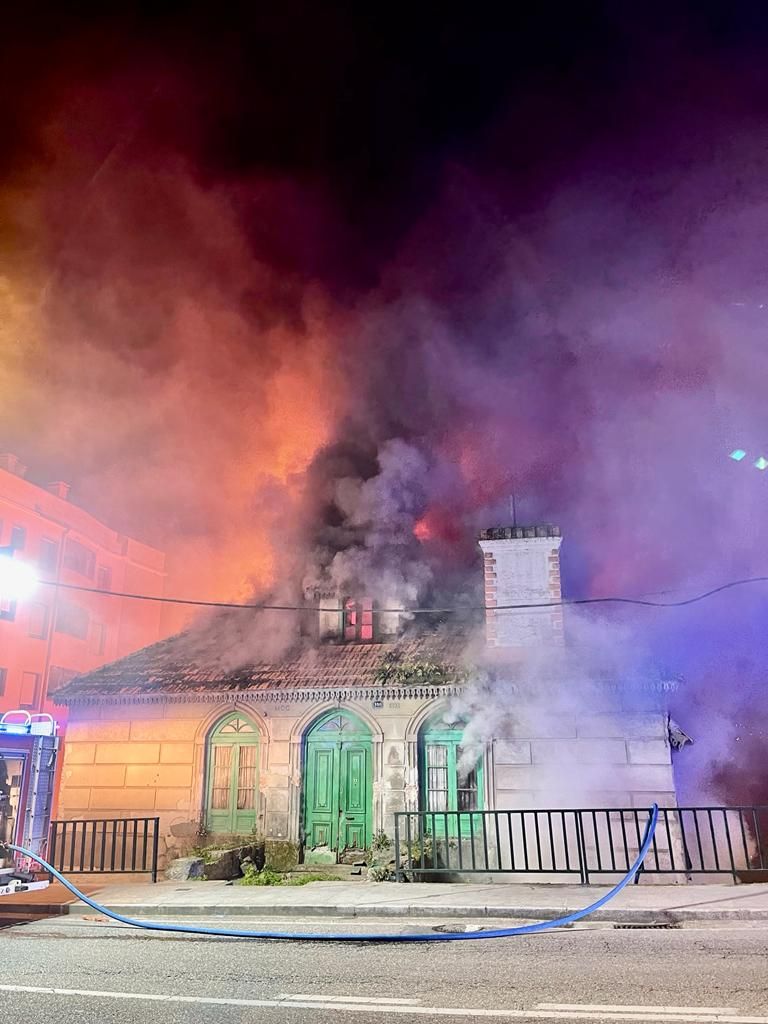 Incendio de madrugada en una casa okupa de Ramón Nieto