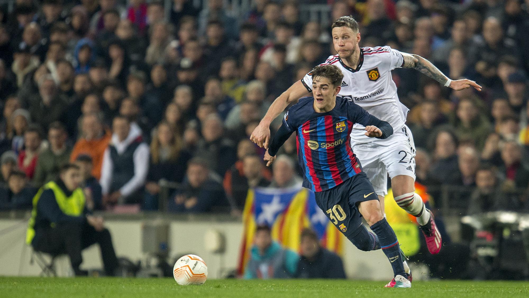 Gavi se anticipa a Weghorst durante el partido de ida de los 1/8 de final de la Europa League entre el FC Barcelona y el Manchester United en el Camp Nou