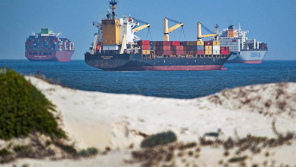 Buques portacontenedores fondeados en aguas próximas al canal de Suez, ayer. | EFE/NIC BOTHMA