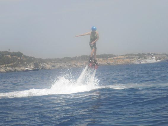 Der MZ-Redakteur steigt mit dem Flyboard in die Lu