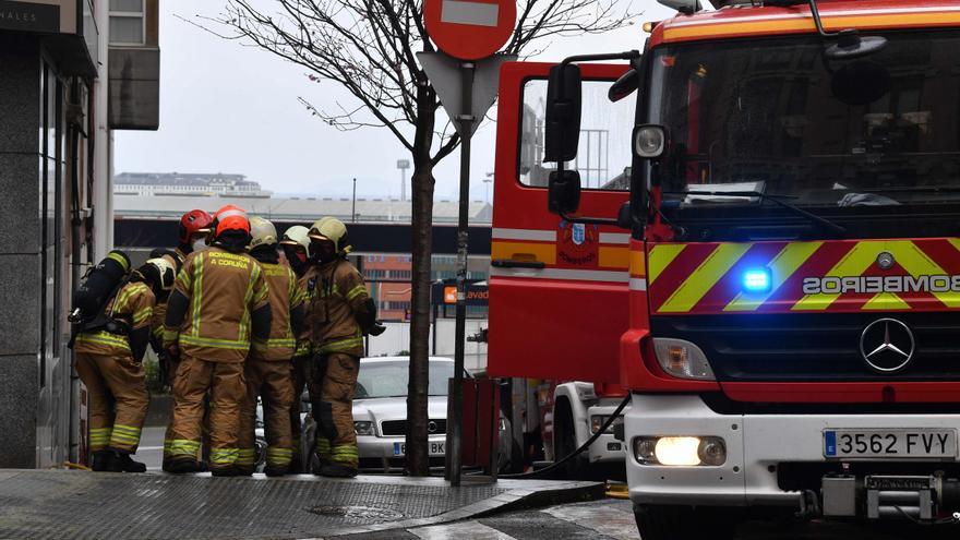 Un incendio en una nave con maquinaria de ferias moviliza a los Bomberos de A Coruña