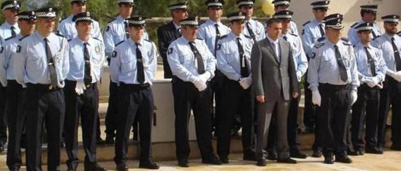 La plantilla de la Policía Local de Santa Margalida junto al alcalde en una imagen de archivo.