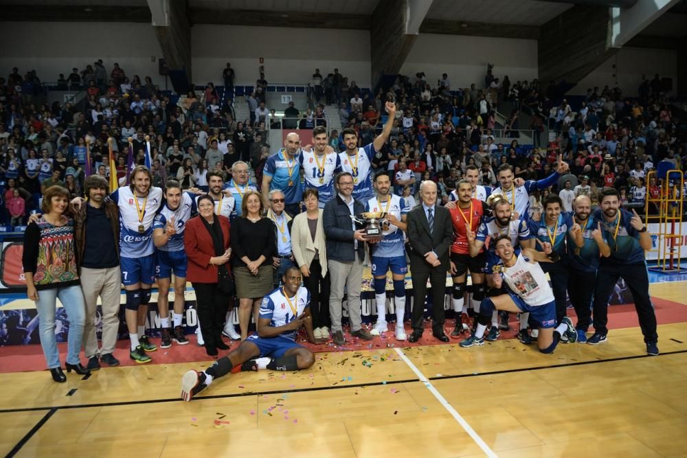 Palmas Volleyballer haben die spanische Meisterschaft gewonnen. Can Ventura besiegte am Samstag (29.4.) in der Halle von Son Moix den amtierenden Meister Almería mit 3:1-Sätzen.