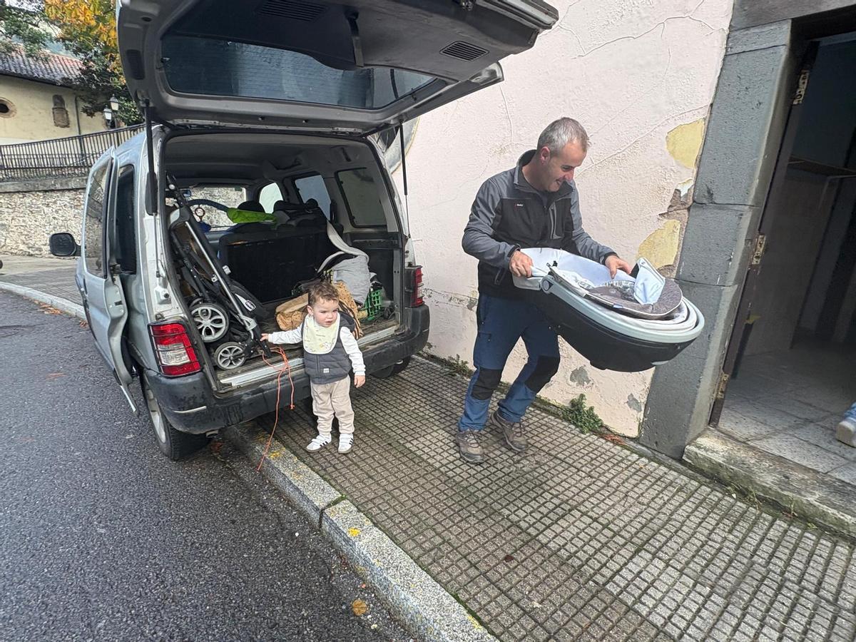 José Suárez descarga su furgoneta en el local municipal habilitado para la entrega de donaciones.