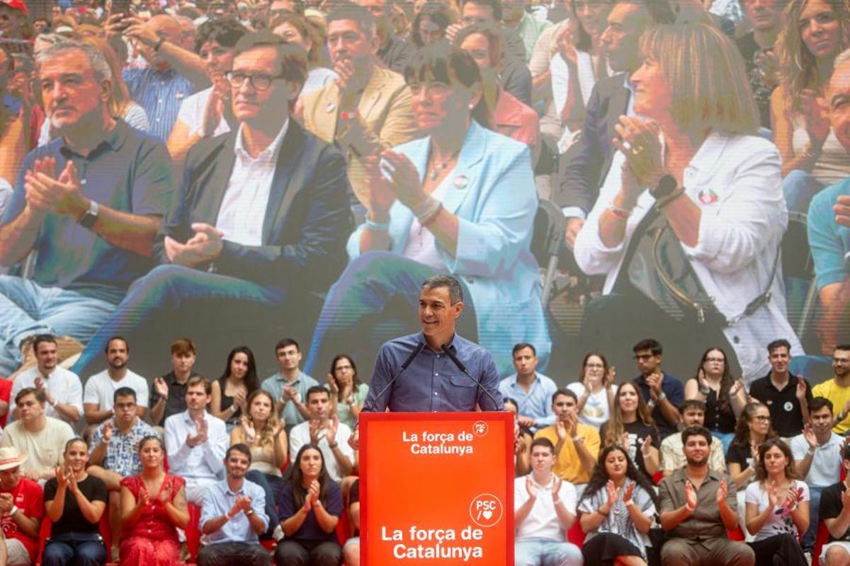El presidente del Gobierno, Pedro Sánchez, interviene durante la Fiesta de la Rosa del PSC. De fondo el alcalde de Barcelona, Jaume Collbon, el president de la Generalitat, Salvador Illa, la alcaldesa de Gavà, Gemma Badia, y la exalcaldesa de Gavà y exministra de Transportes, Raquel Sánchez.
