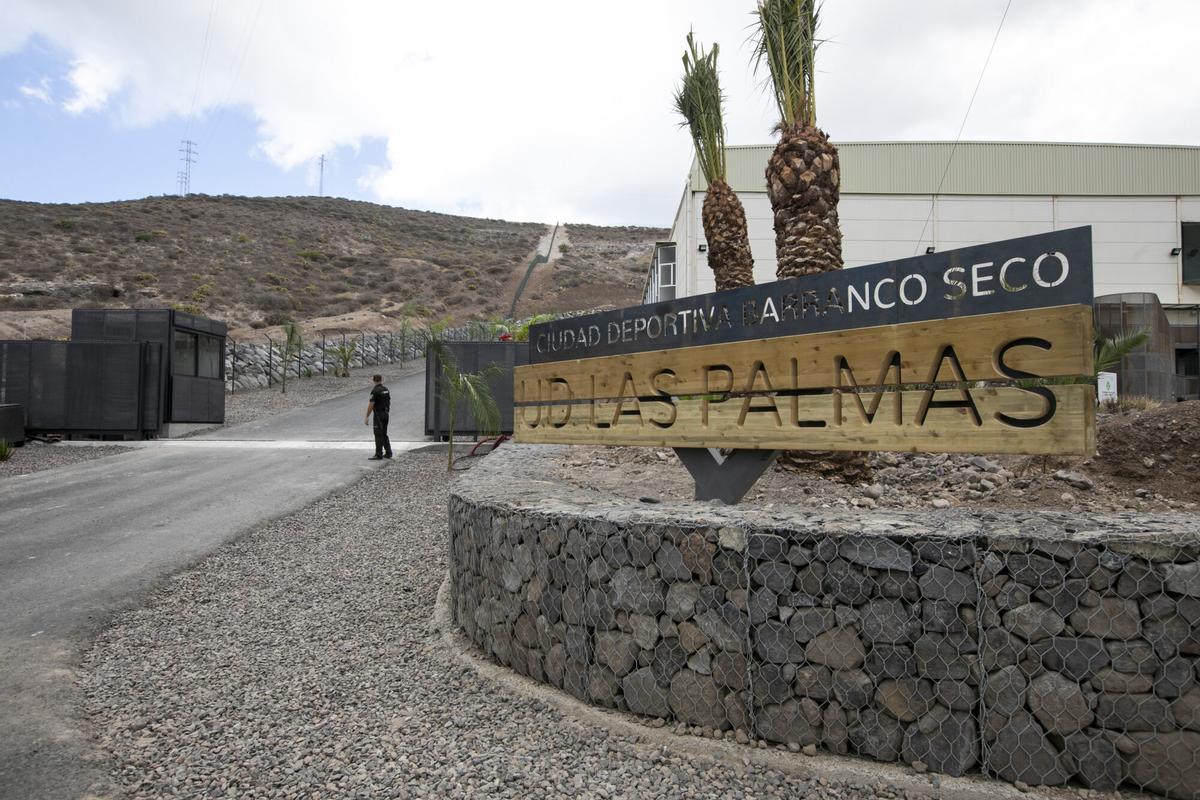 Acceso a la Ciudad Deportiva de la Unión Deportiva Las Palmas en Barranco Seco.