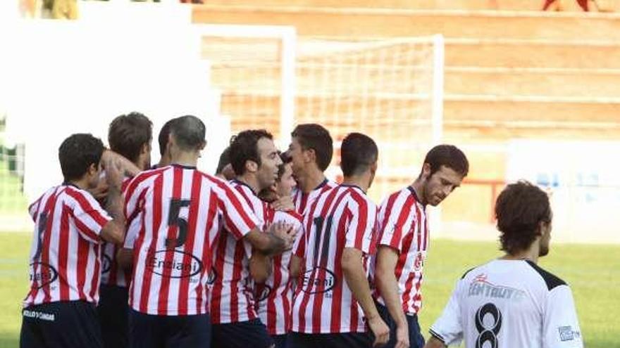 Los jugadores del Alondras festejan uno de sus goles. / carmen giménez