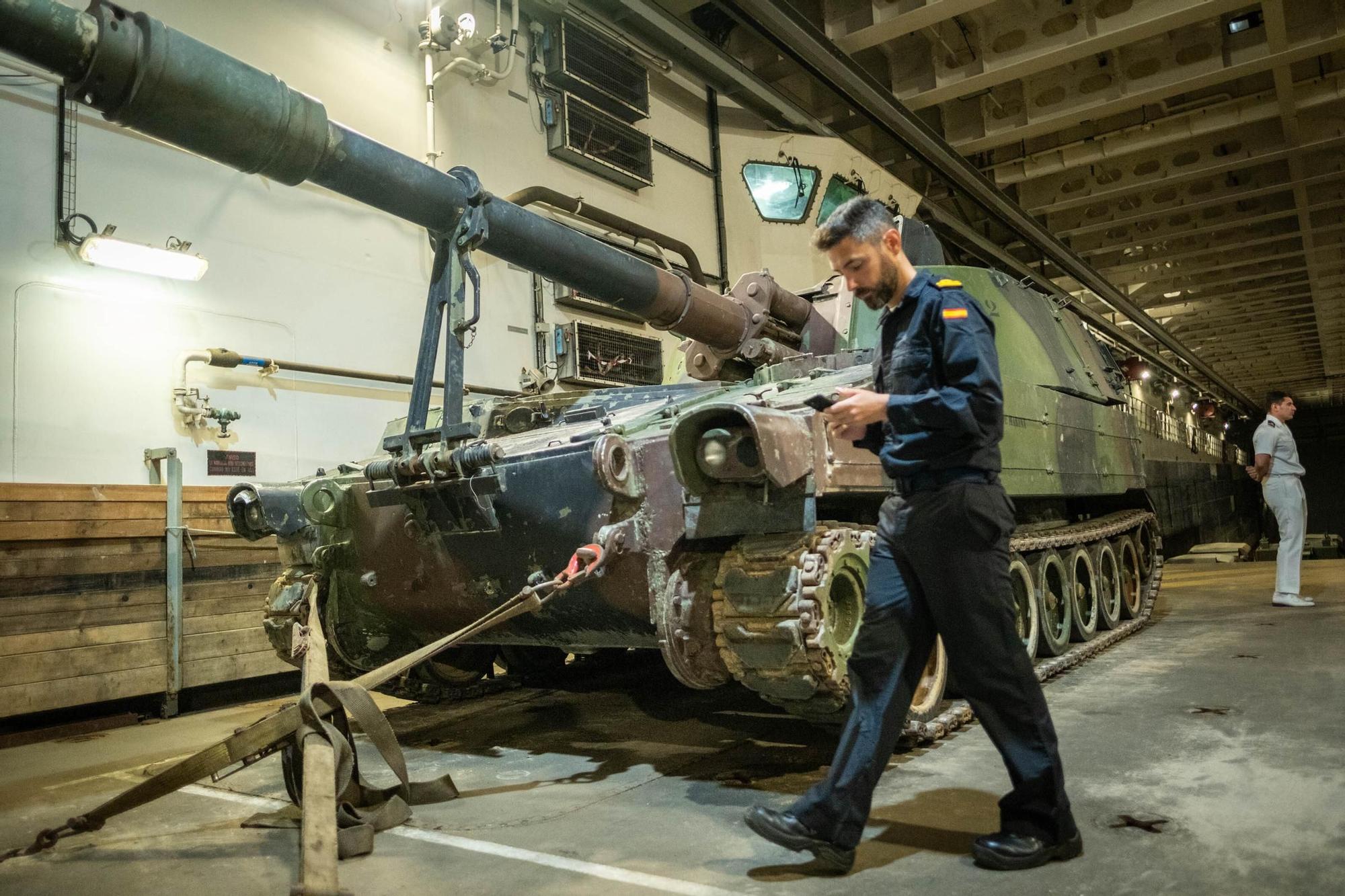 Visita al buque de guerra 'Juan Carlos I'