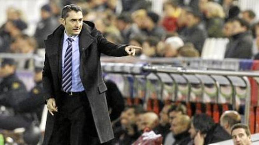 Valverde dando instrucciones durante el partido.