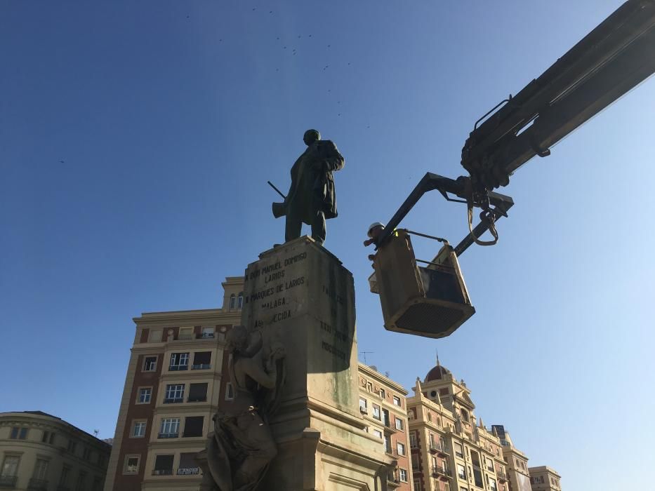 Desmontaje de la escultura 'Alegoría del Trabajo' del monumento de Larios.