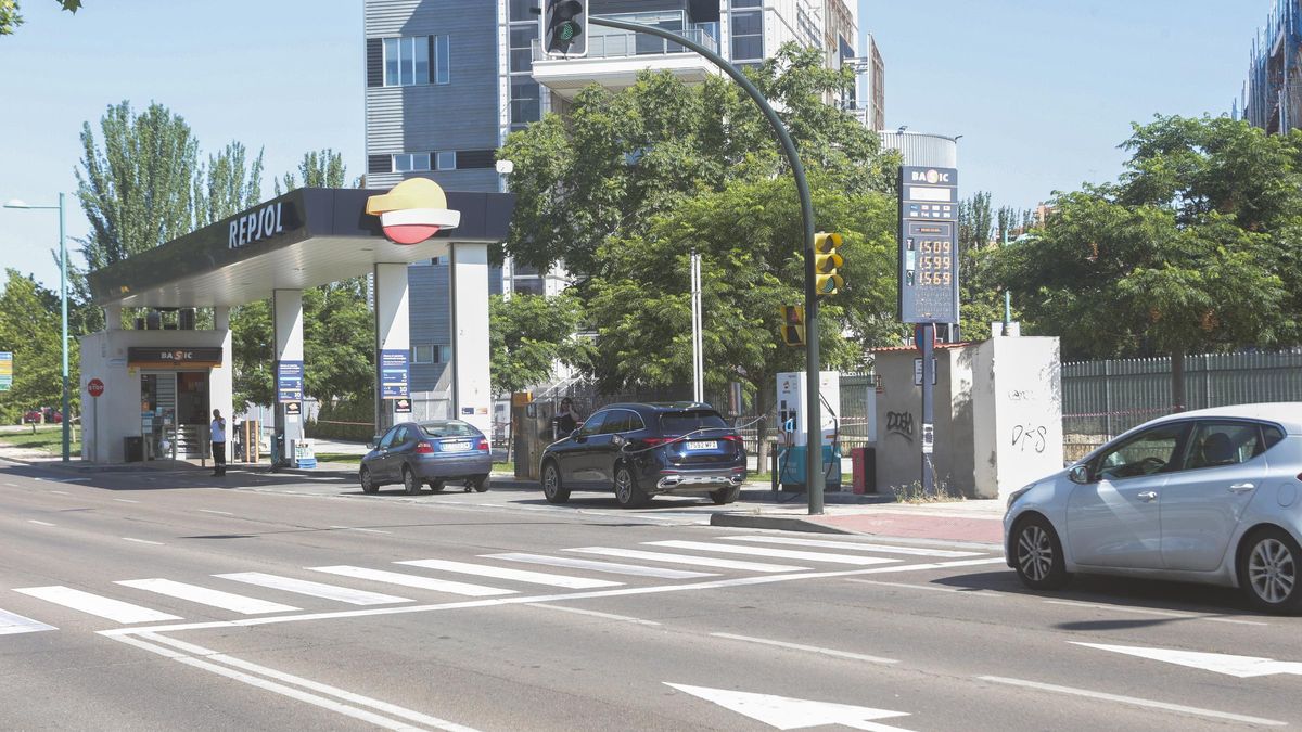 Varios coches, ayer, en una gasolinera de Zaragoza.