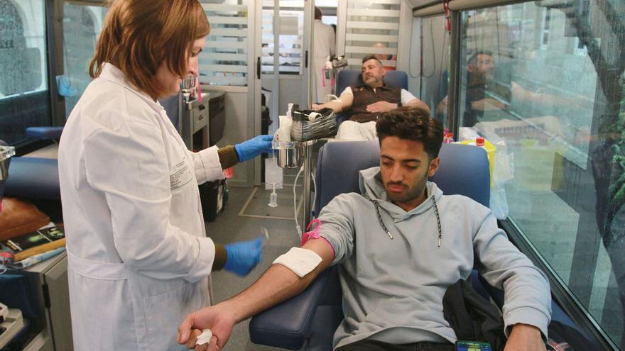 Un joven dona sangre en la unidad móvil de ADOS, esta misma semana.   | // I.OSORIO