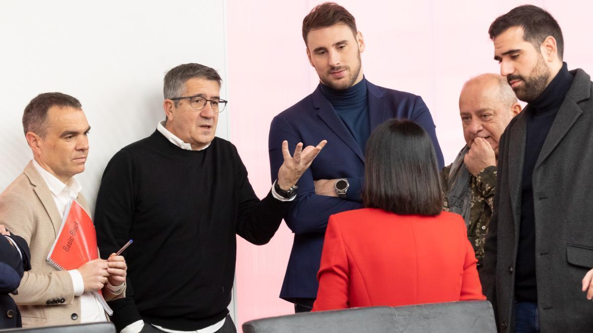 Carolina Darias habla con varios miembros de la Comisión Ejecutiva Federal el pasado 9 de enero, enhtre ellos Patxi López