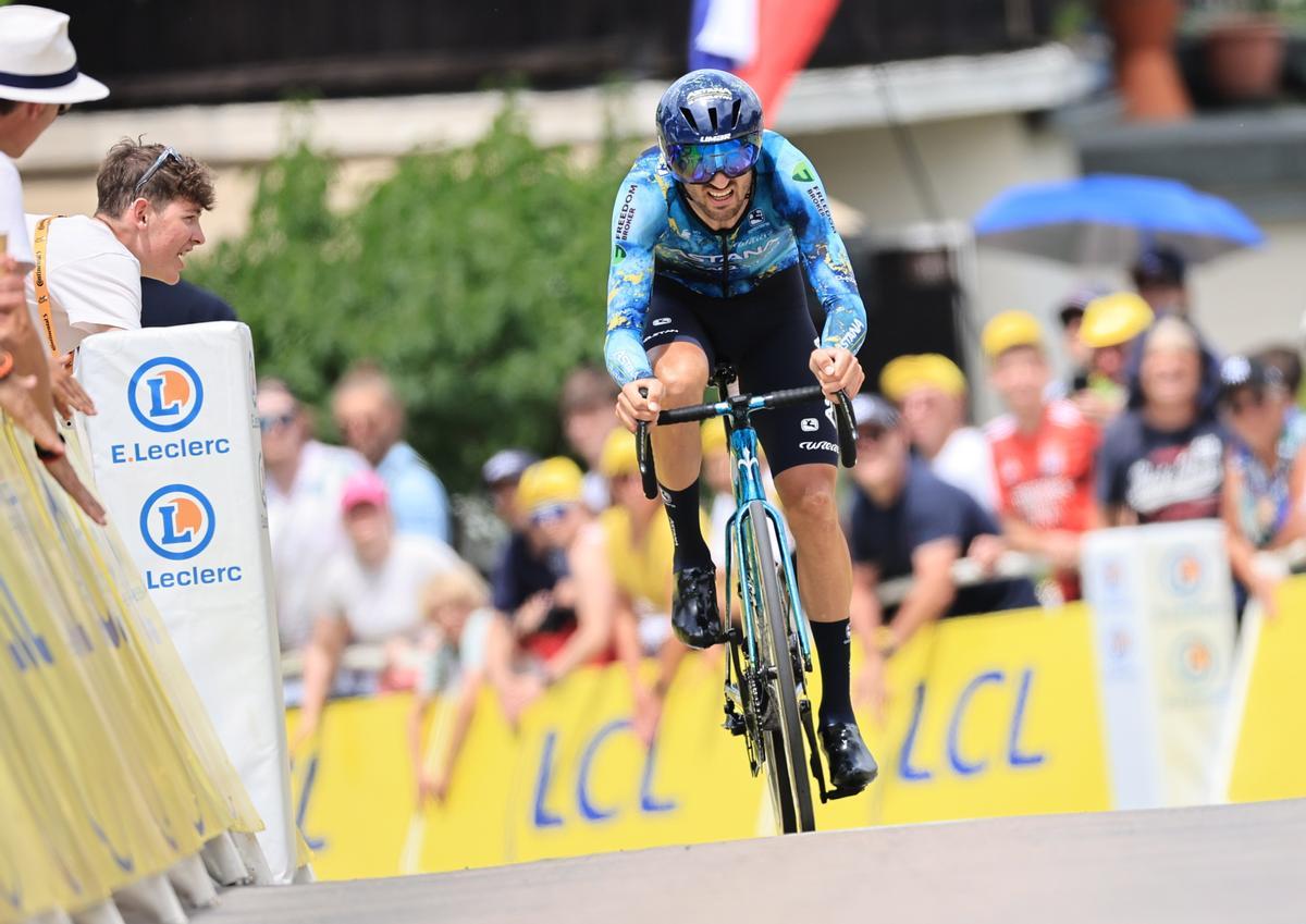 Combloux (France), 18/07/2023.- Italian rider Gianni Moscon of Astana Qazaqstan Team in action during the 16th stage of the Tour de France 2023, a 22.4kms individual time trial (ITT) from Passy to Combloux, France, 18 July 2023. (Ciclismo, Francia) EFE/EPA/CHRISTOPHE PETIT TESSON