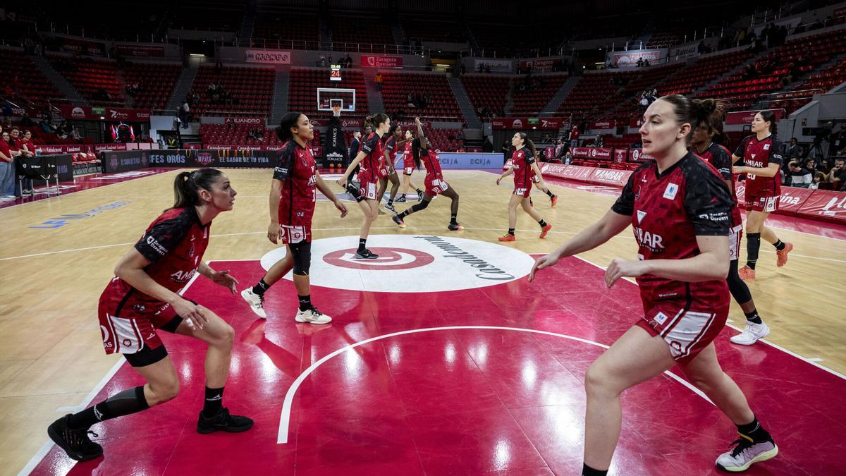Las jugadoras del Casademont, calentando antes de un partido.