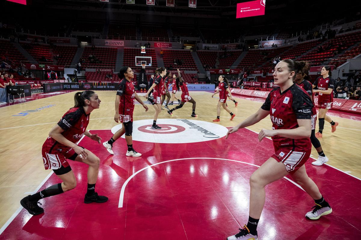 Las jugadoras del Casademont, calentando antes de un partido.