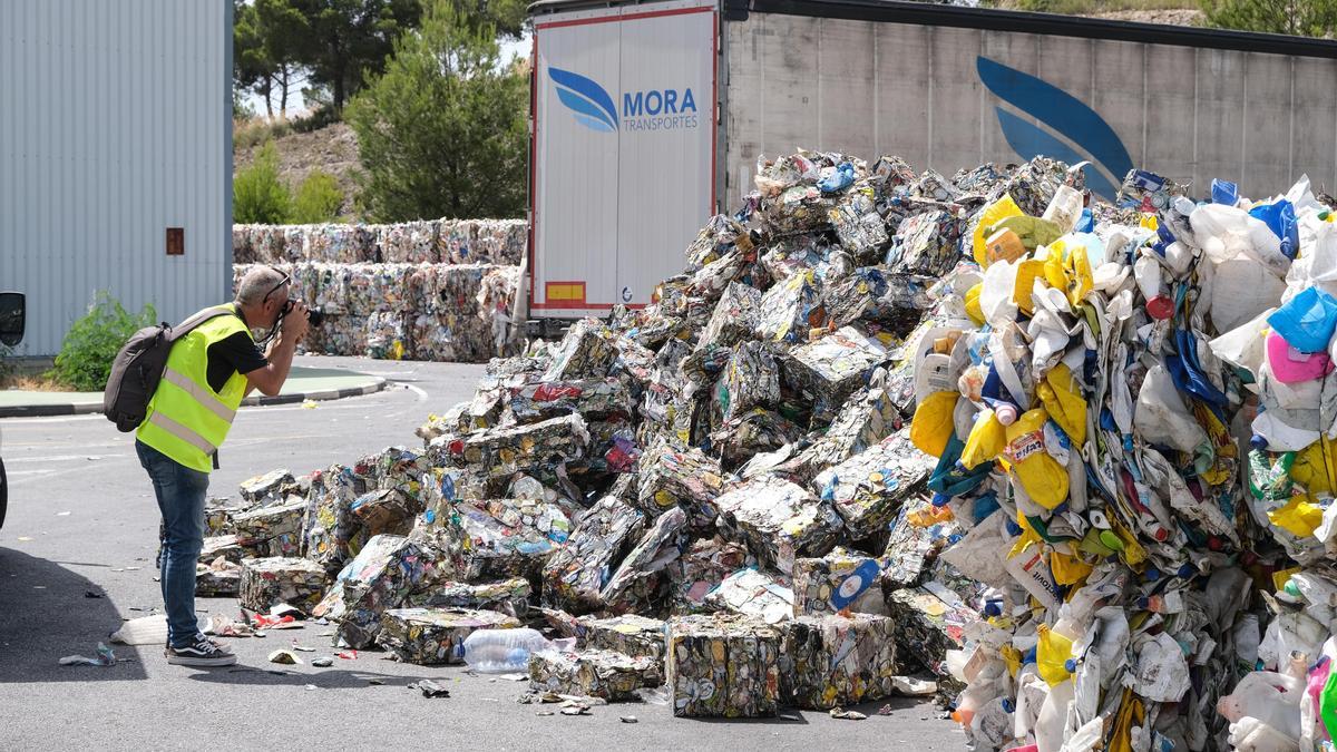 Plásticos y envases en la planta de transferencia de Benidorm, donde se separan los residuos de la ciudad antes de su traslado a El Campello.