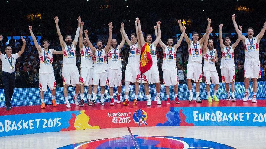 Felipe Reyes, el sexto por la derecha, tras ganar el Eurobasket de 2015.