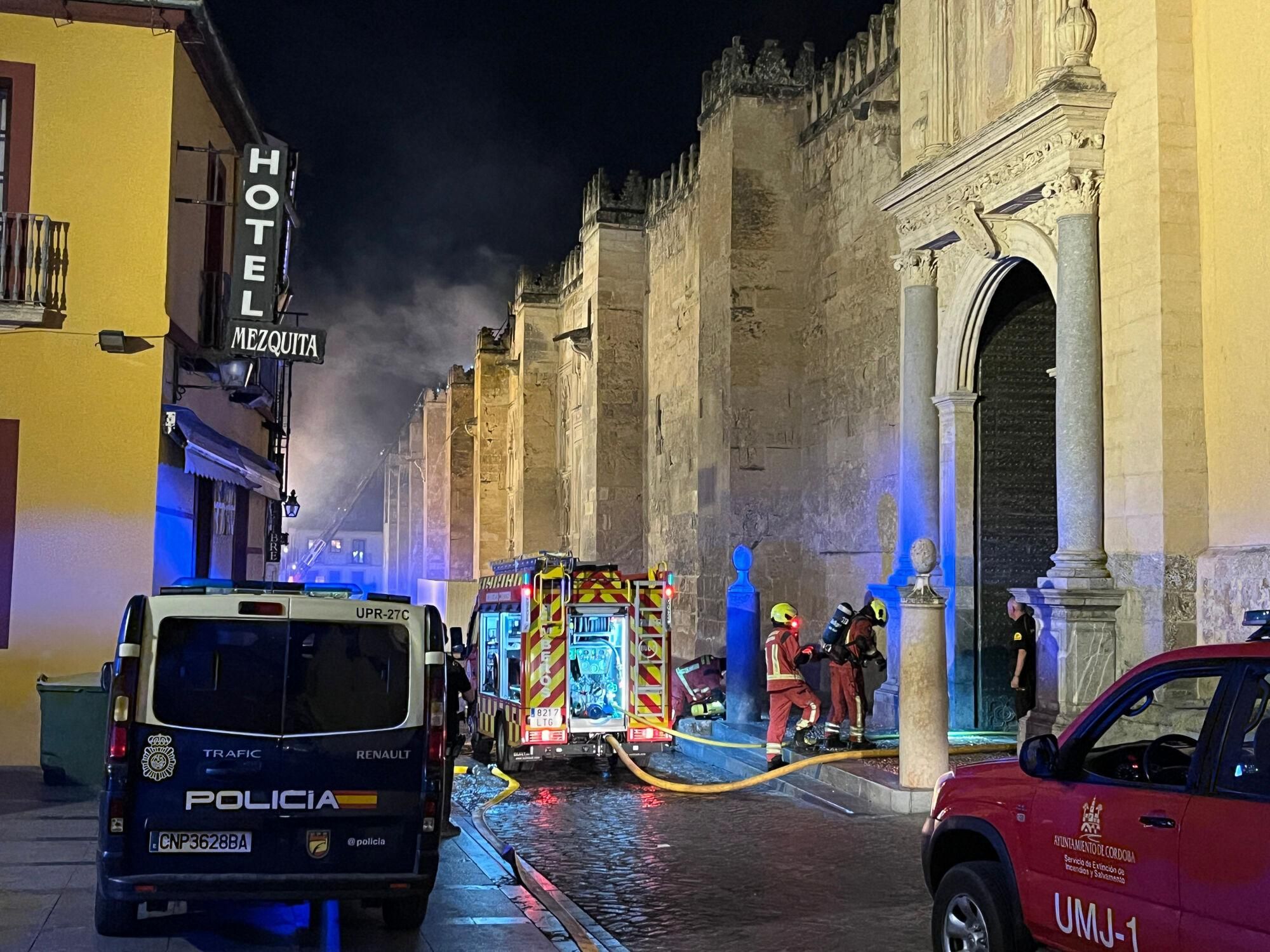 Imágenes del incendio en la Mezquita de Córdoba. A 8 de agosto de 2025 en Córdoba, Andalucía (España). Esta tarde se ha declarado un incendio en la Mezquita de Córdoba varios efectivos han acudido a sofocar el incendio. 08 AGOSTO 2025 Madero Cubero / Europa Press 08/08/2025. Madero Cubero;