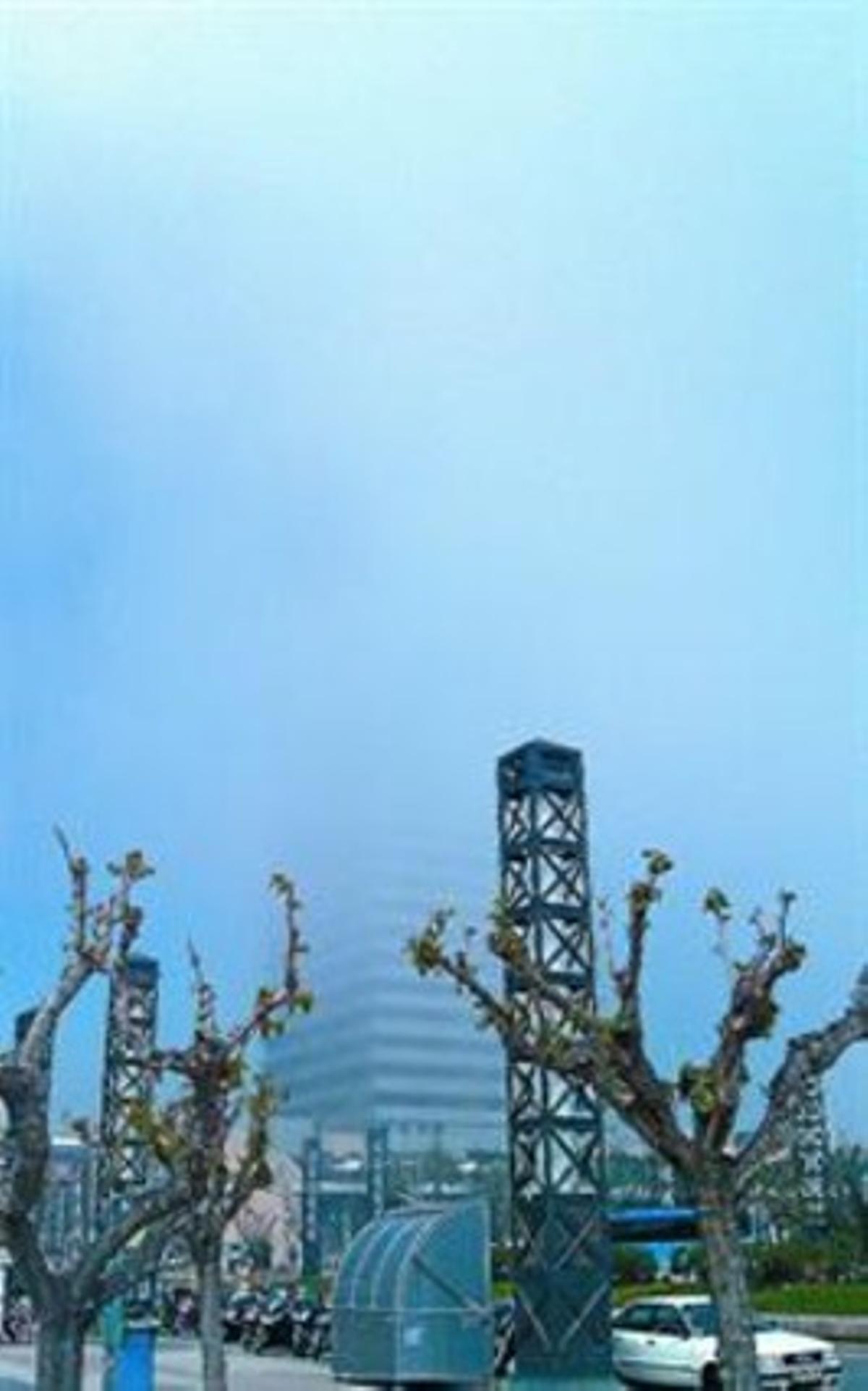 La Torre Mapfre, a Barcelona, amagada darrere la boira, dijous passat.
