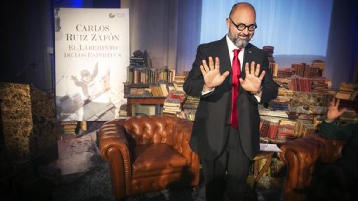 Carlos Ruiz Zafón, ayer, en el templo del Tibidabo, durante la presentación de 'El laberinto de los espíritus'.