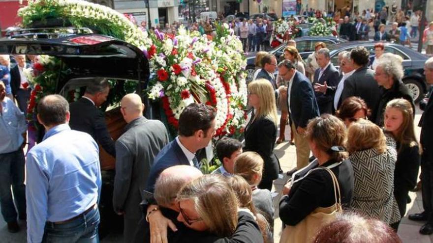 Asistentes al funeral de Ceferino Fernández, ayer, en el exterior de San Juan.