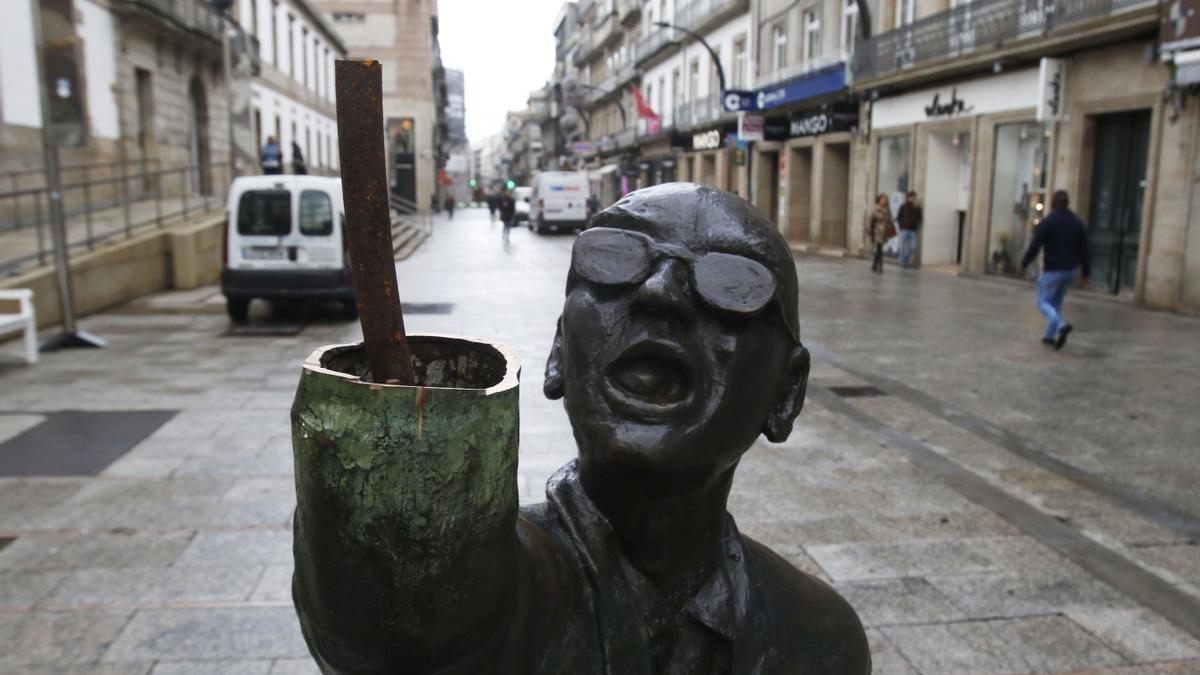 Estatua del histórico repartidor de periódicos, Manuel de Castro, que fue retirada de Príncipe tras ser víctima constante de actos vandálicos.