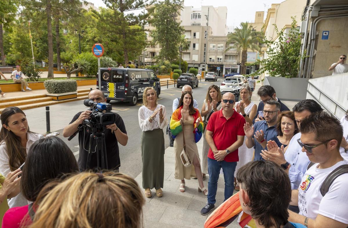 Cabezuelo, en el centro, entre el cámara de TVT y la portavoz del PSOE, Bárbara Soler, aplaude tras la lectura del manifiesto