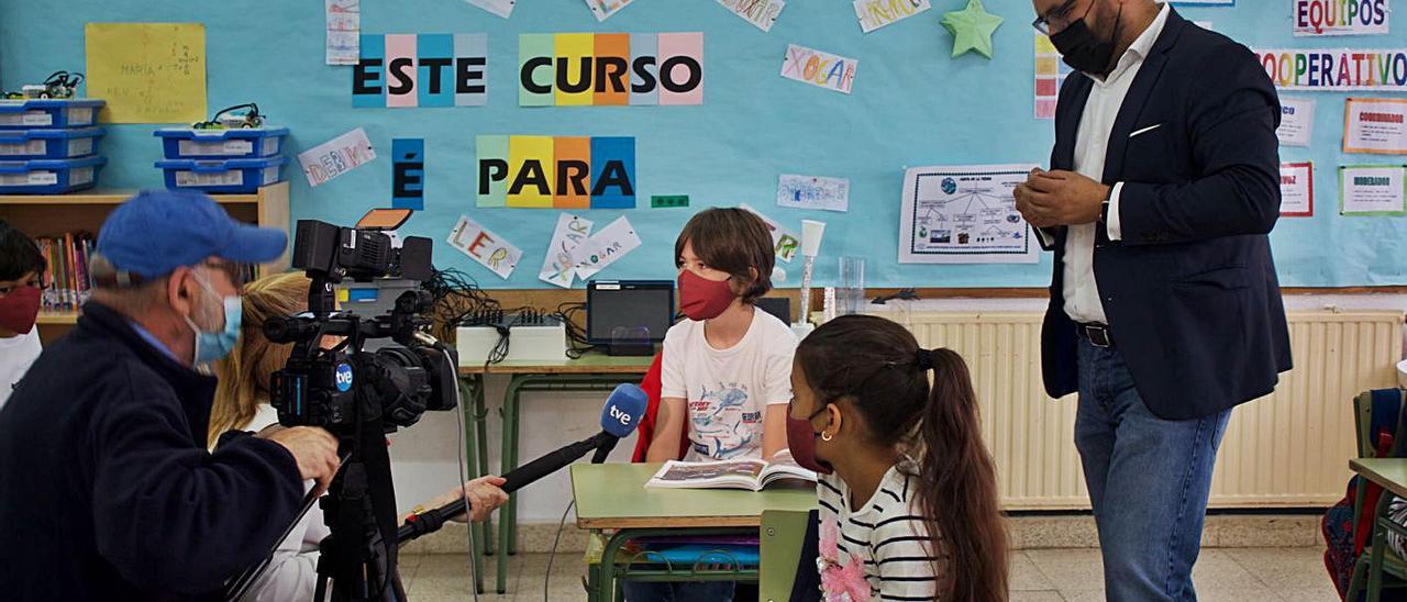 Guinarte, con los alumnos de Sanxenxo que se sometieron a la prueba de fiabilidad de su estudio.