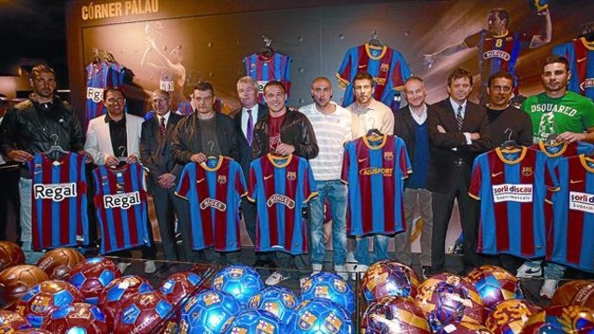 Estreno 8 Los técnicos y jugadores de los equipos profesionales del Barça, ayer en la inauguración del Córner del Palau en la tienda del club.