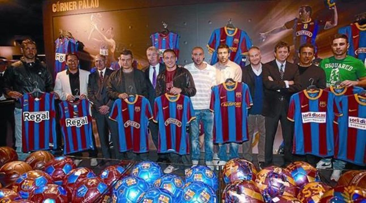 Estrena 8 Els tècnics i jugadors dels equips professionals del Barça, ahir en la inauguració del Córner del Palau a la botiga del club. Estrena 8 Els tècnics i jugadors dels equips professionals del Barça, ahir en la inauguració del Córner del Palau a la botiga del club.