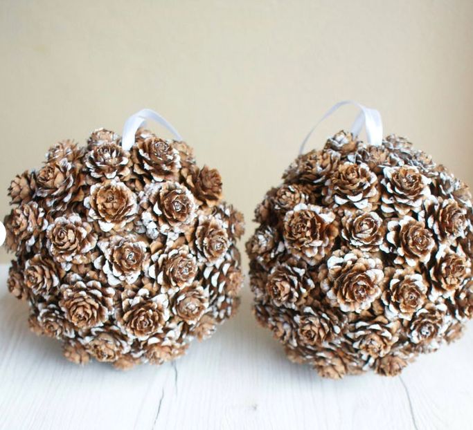 Bolas de navidad hechas con piñas