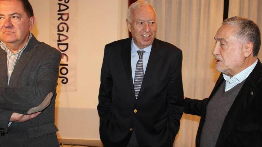 Margallo (en el centro) conversando ayer con Alberto Leiro y Balbino Pérez Vacas, del grupo organizador.