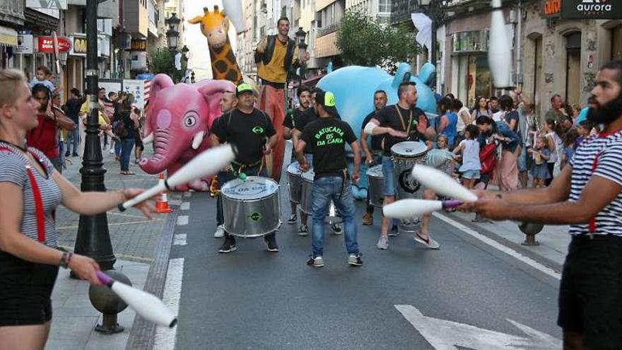 Malabares, batucada y domador con animales gigantes, animando las calles. // Bernabé / Juan Carlos Asorey