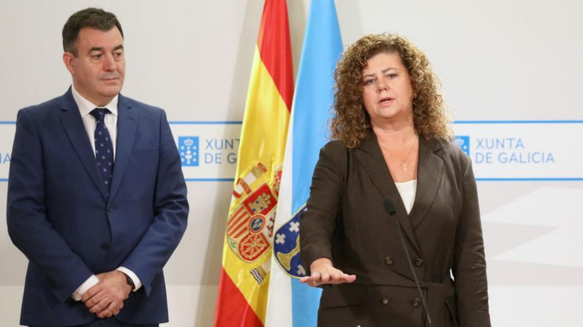 Toma de posesión de la nueva directora xeral de FP, Eugenia Pérez, con el conselleiro de Educación, Román Rodríguez.
