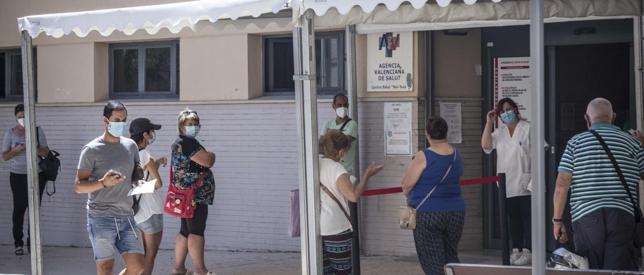 Entrada a un centro de salud de Alicante.