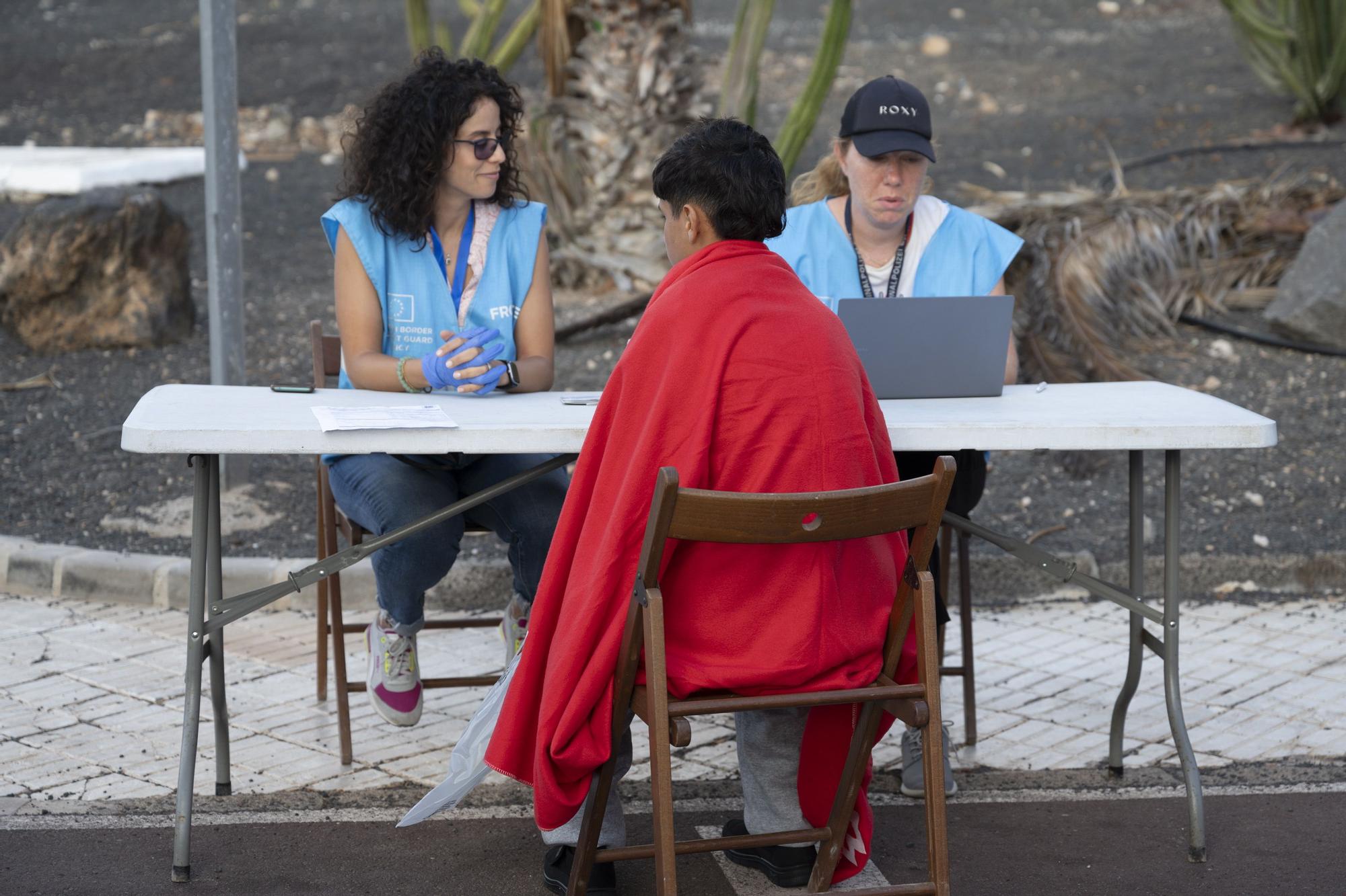 Trasladan a Lanzarote a 165 migrantes de tres pateras