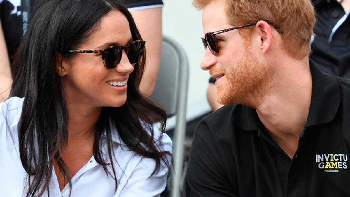 Meghan Markle y el príncipe Harry sonrientes en su primera aparición pública