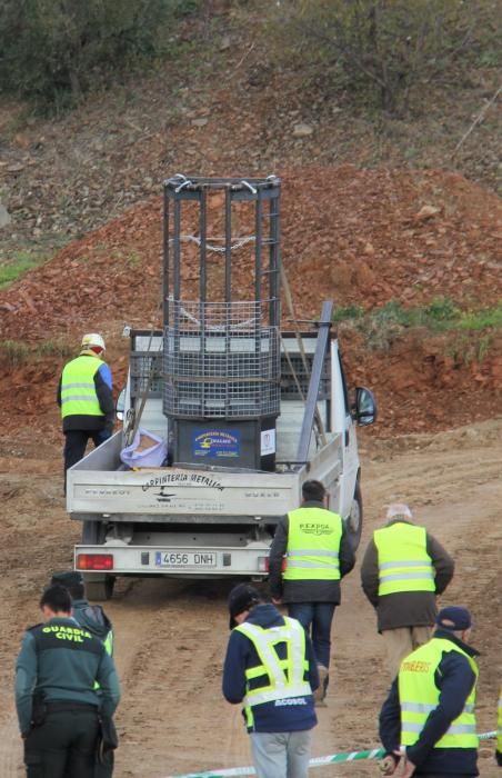 La jaula en la que los mineros bajarán para intentar localizar al pequeño. GREGORIO TORRES