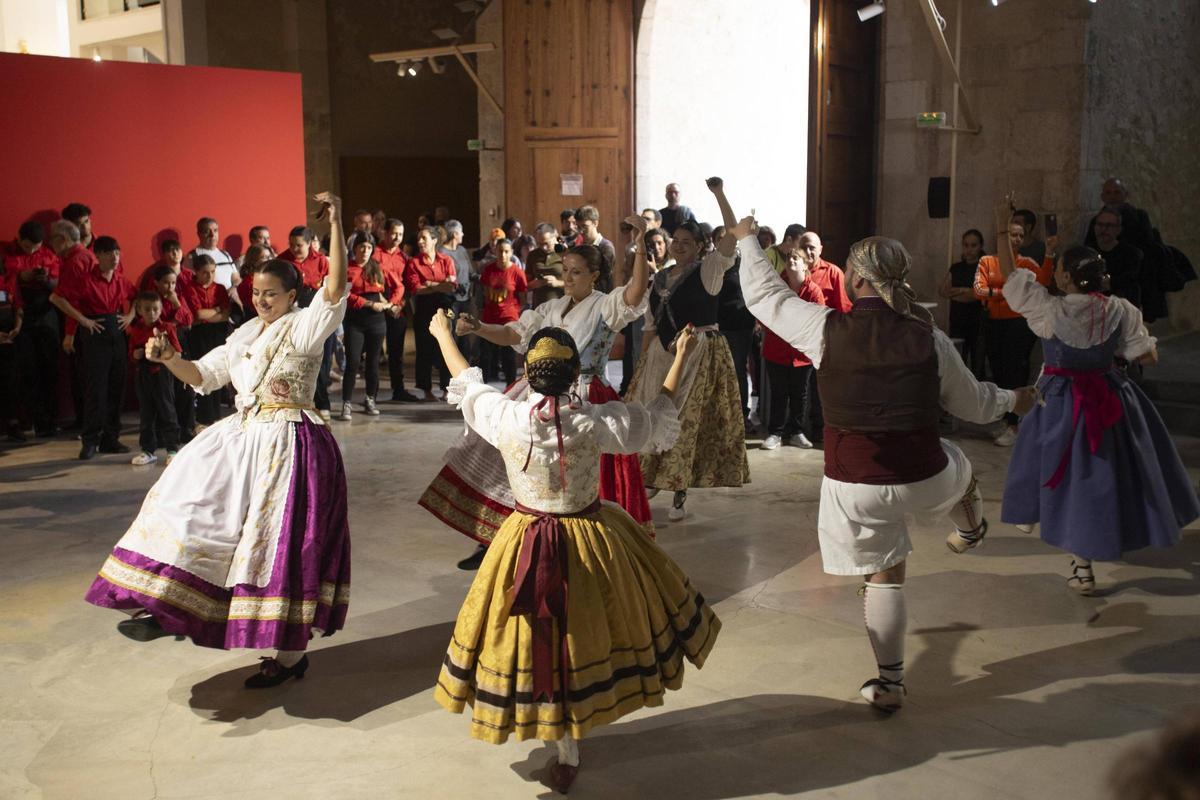 Actuación del Grup de Danses Socarrel en el 9 d'Octubre en Xàtiva.
