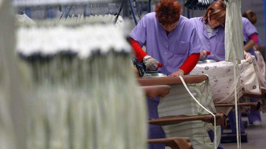 Trabajadoras del centro de planchado del grupo textil Inditex en Arteixo. // Torrecilla