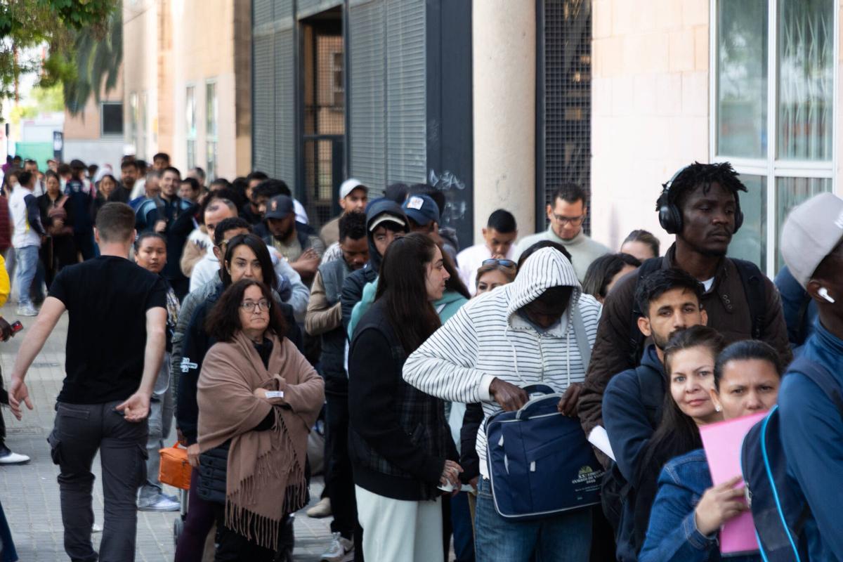 Valencia. VLC. Colas en las juntas de distrito por el tema de la inmigración, Junta Municipal de Tránsitos en Orriols