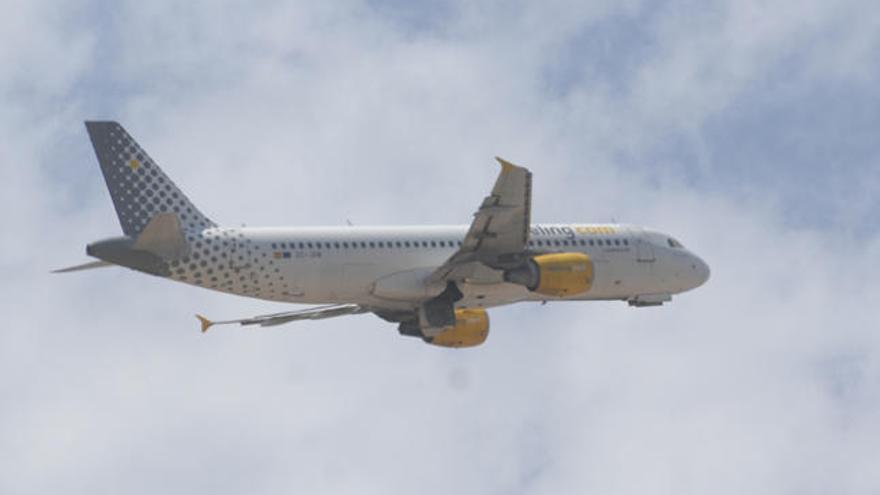 Vueling adelanta a marzo las rutas a A Coruña desde Tenerife y Gran Canaria