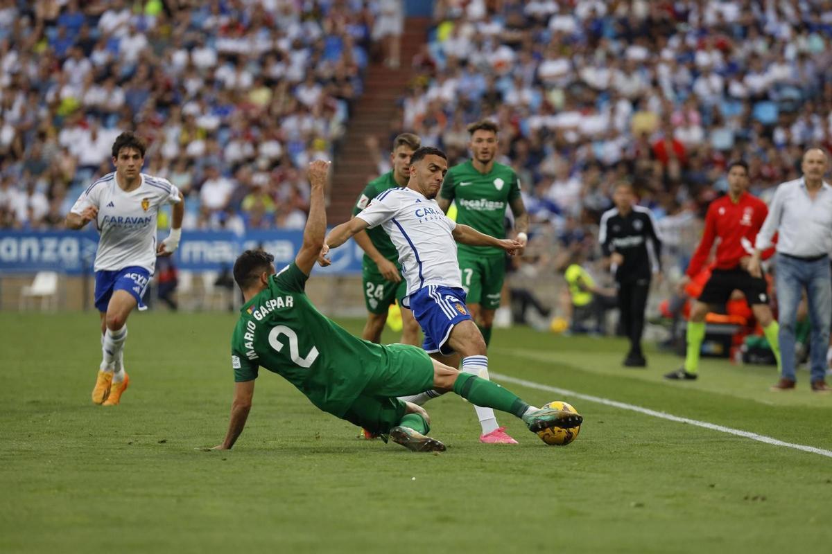 Mario intenta frenar a un jugador del Real Zaragoza, durante el partido de este domingo en La Romareda