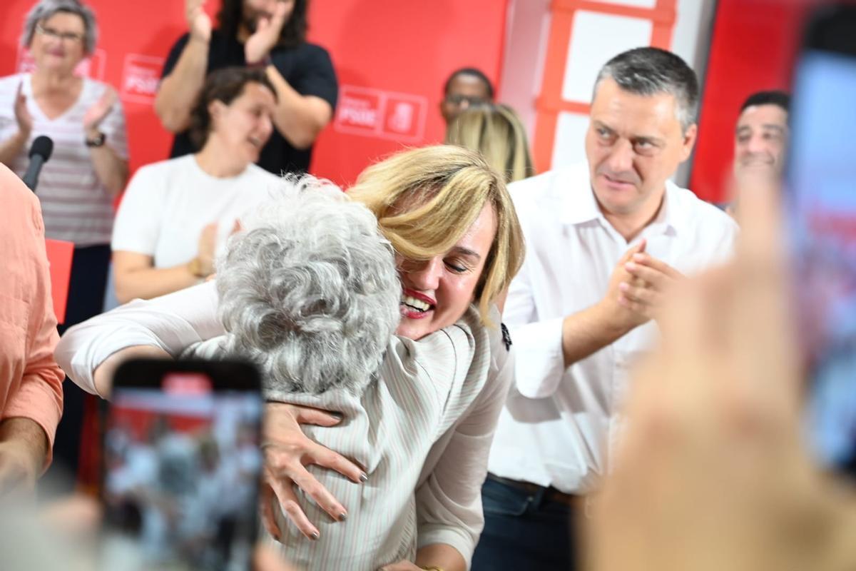 Alegría saluda a los militantes de Monzón.