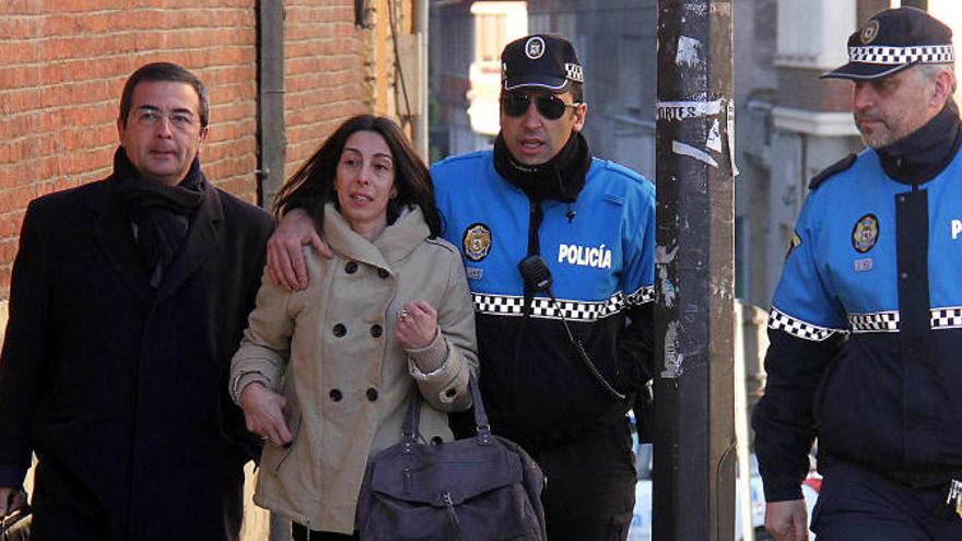 Raquel Gago llega a la Audiencia Provincial de León acompañada por su letrado, Fermín Guerrero (I) y dos policías municipales